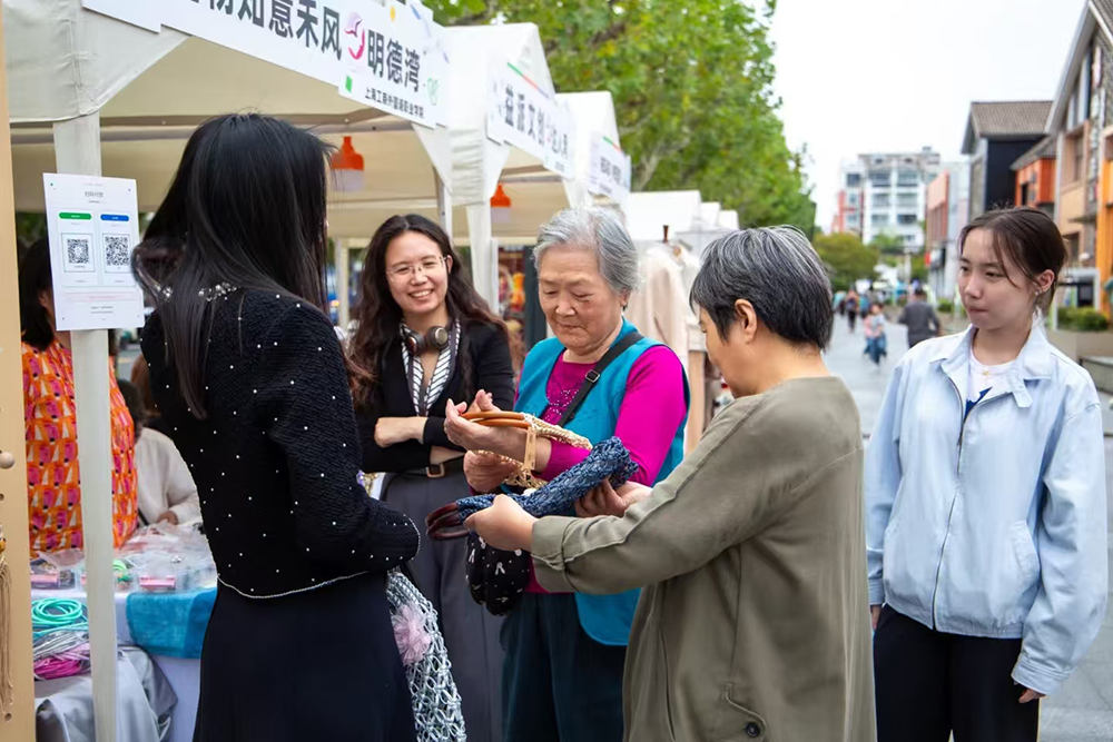 学生向市民科普结艺织造工艺